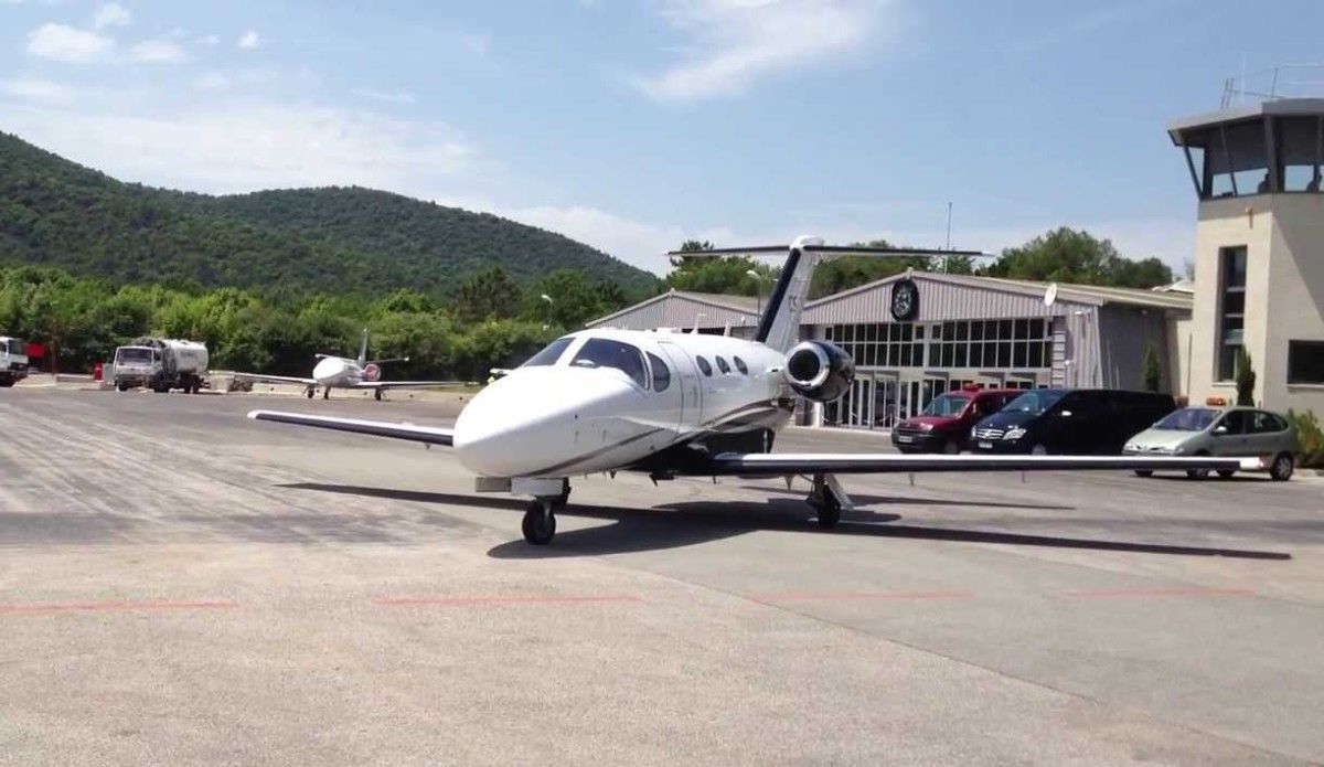 Saint-Tropez private jet charter flights service