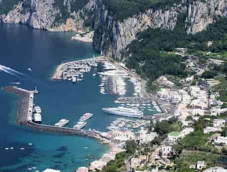 On-demand helicopter charter services in Capri