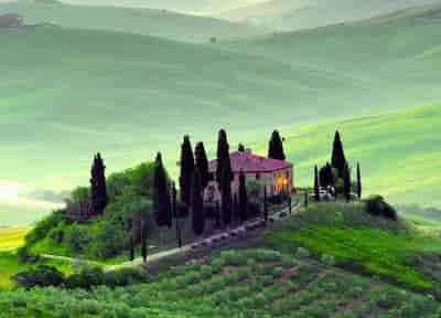 Helicopter tours winery & vineyards in Tuscany